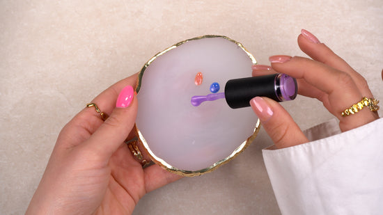 4. Påfør dine ønskede farver til en Nail Art Palette  (Pearl Marble)